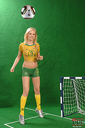 Australia&acute;s Yasmine Gold gets naked