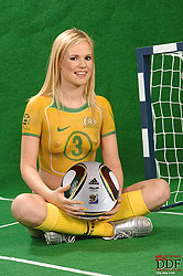 Australia&acute;s Yasmine Gold gets naked