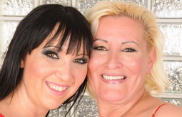 Horny granny and her girlfiriend in a fisting act