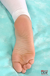 Lola stuffs toe into Vikki´s snatch