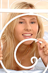 Sweet teen vibroing her wet pussy