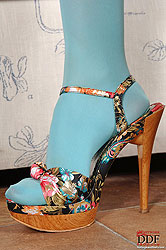 Lesbian foot fetish toeing action