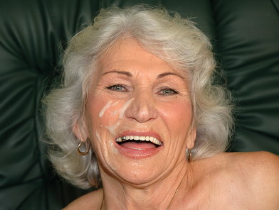 Old lady fucks vintage pussy with fucking machine