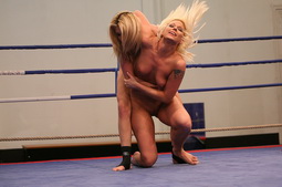 Two lesbo bitches are punching each in catfight