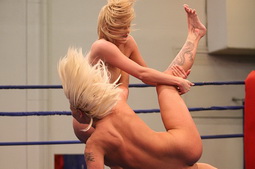 Two lesbo bitches are punching each in catfight