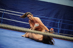 Lesbo fight between a former champion and a newbie