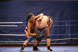 Lesbian face-sitting n pussy licking in boxring