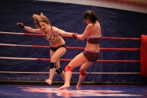 Nikky Thorne and Jessy is fighting in a boxin ring