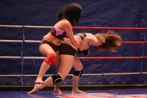 Nikky Thorne and Jessy is fighting in a boxin ring