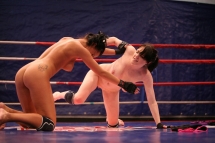 Angel Rivas and Niky Gold are fighting in a ring