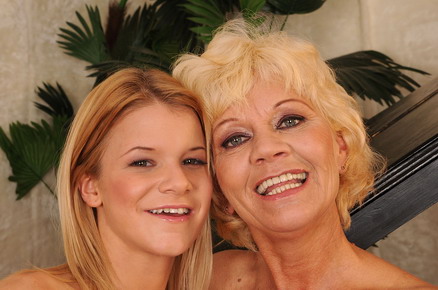 Old lady teaching teen how to play on hairy pussy