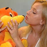 Teenage blonde webcamgirl toying her tight innocent pussy