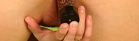 Cute teenage girlie toying her tight and juicy pussyhole