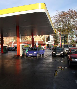 Teenie girl gets an amazing surprise trough a gloryhole