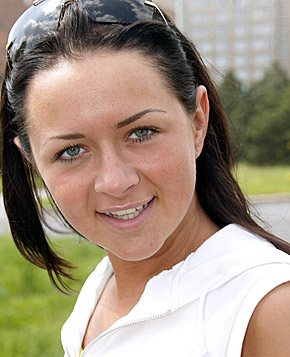 Skating brunette teen girl toying her pussy in the bushes