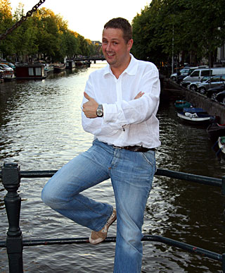 Guy enjoys banging a hooker and spunks all over her body