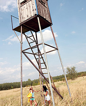 Two stunning lesbo teenies toying eachothers tight slit