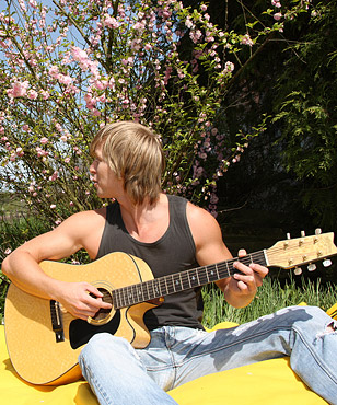 Hot teenager banging the gitarist in the bushes hardcore