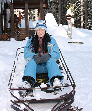 Very hot teenage sweetie loves cold masturbating outdoors