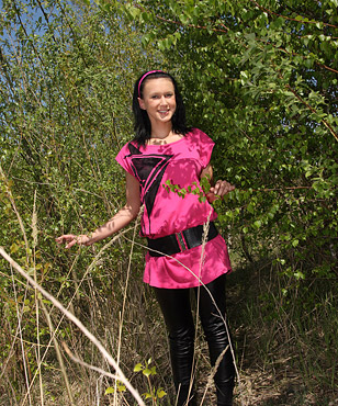 Cute chick inserting a rubber pecker into her soaked clit