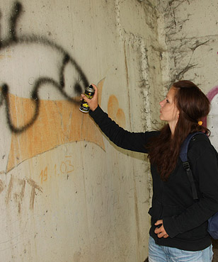 Sweetie caught spraying graffiti and fucks the horny guy