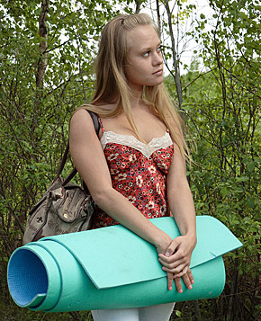 A willing teenager screwing her boyfriend in the bushes