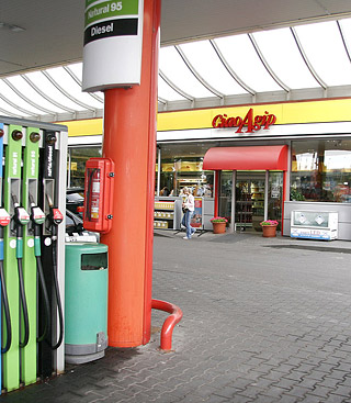 Chick fucking a stranger through a real gloryhole hardcore