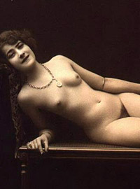  Some sexy and naked vintage chicks posing in the thirties