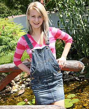 Sexy teenage cutie rubbing her soaked cooch in the garden