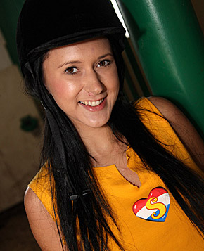 Stables teenager loves stroking herself with a big dildo