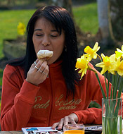 Young hottie banging the senior janitor in a big garden