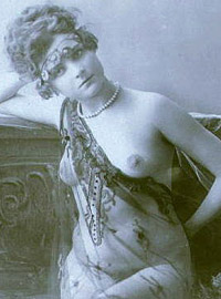  Sexy vintage chicks wearing sexy outfits in the thirties