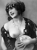  Sexy vintage chicks wearing sexy outfits in the thirties