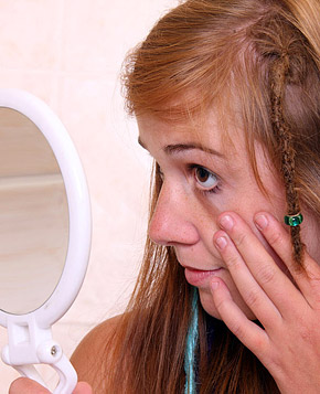  Teen girl stroking her young soaked pussy on the toilet