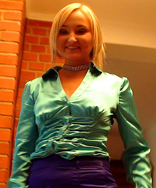 A gorgeous hottie playing with a stiff prick in her mouth