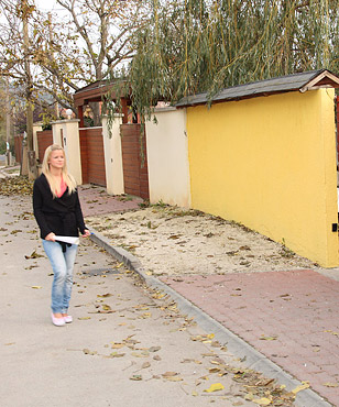 Chap widening her tight butthole with a large thick dick