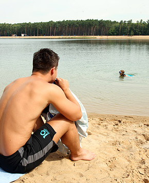 Horny dude nailing a very hot teenage diver on the beach