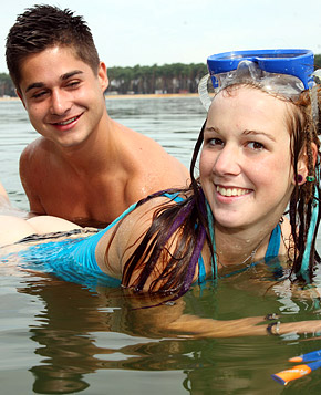 Horny dude nailing a very hot teenage diver on the beach