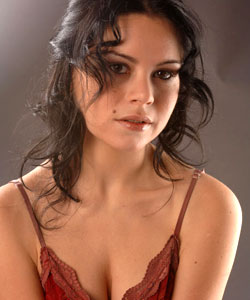 Annabelle fist-fucks her own pussy in studio