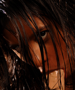 Wild Mahe plays with a dildo...