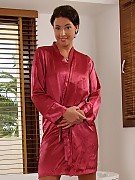 Curvaceous brunette cutie nudes and sprays hot pussy in bath