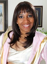 Black Anilos Robin spreads her pussy after her boxing workout