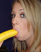 Jaelyn Fox - Deephthroat queen Jaelyn has no gag reflex