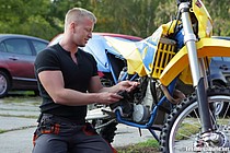 Dirty babe fucks and fingers her clit to get more pleasure