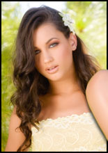  Georgia Jones has fun with her yellow vibrator outdoors!